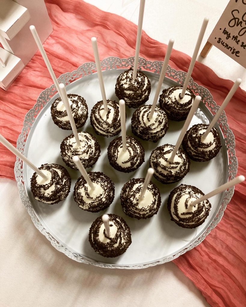 Cookies 'n creme cake pops