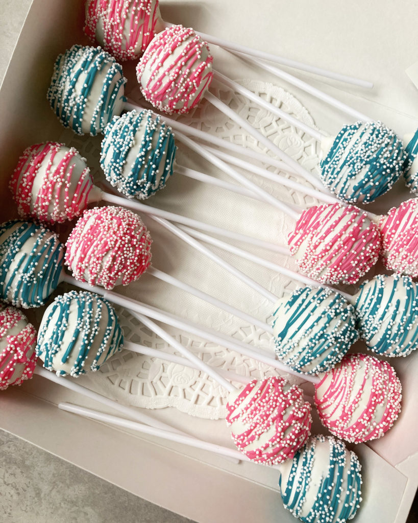 Alternating gender reveal cake pops