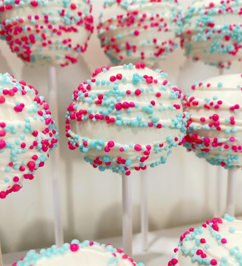 Gender reveal cake pops pink blue