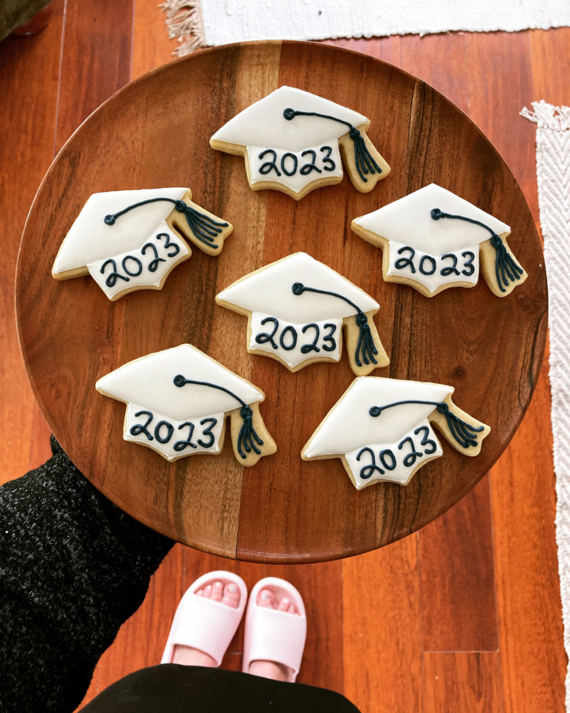 Graduating hats with year royal icing cookies